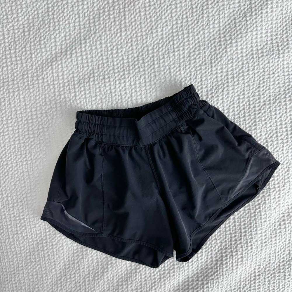 ❌SOLD❌ Lululemon black lined shorts 3.5 inseam - Picture 2 of 4